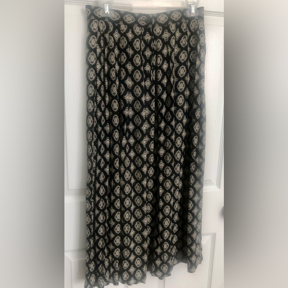Liz Claiborne Black and White pleated Geometric , buttoned, Midi Skirt